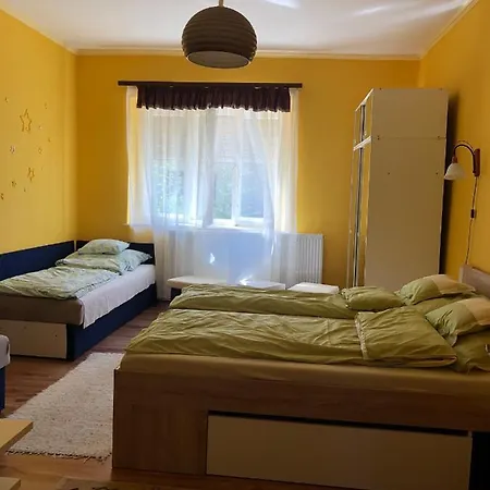 Ohuta Vendeghaz * Parád